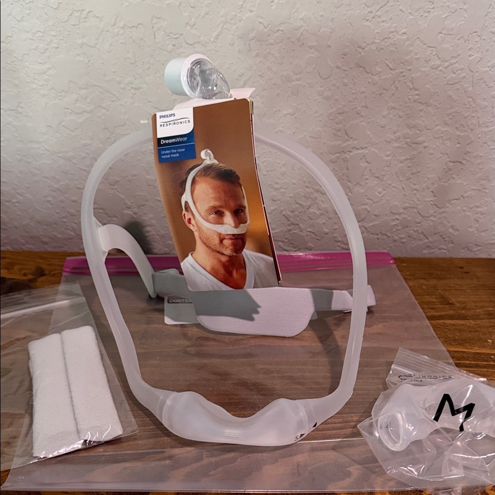 Philips DreamWear Nasal Mask in White small & medium pillows new